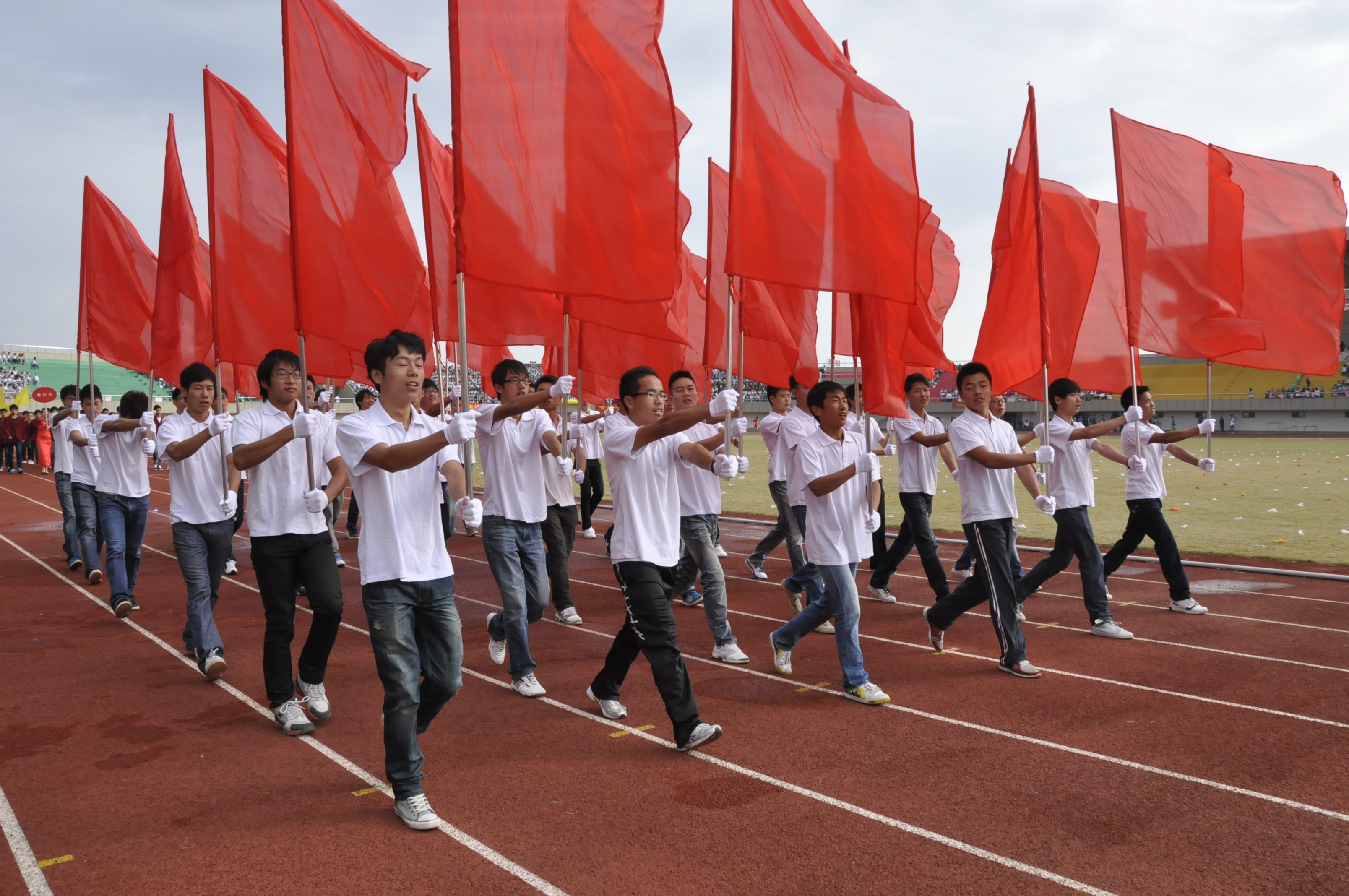 来自于体育学院的同学们组成仪仗队，昂首挺胸，踏步走来